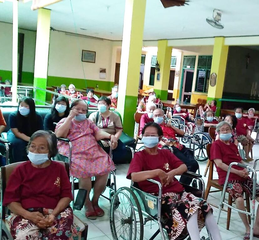 Dia Nacional do Idoso na Indonésia: Sant'Egidio liga idosos de 5 lares em diferentes cidades e ilhas para um espectáculo virtual